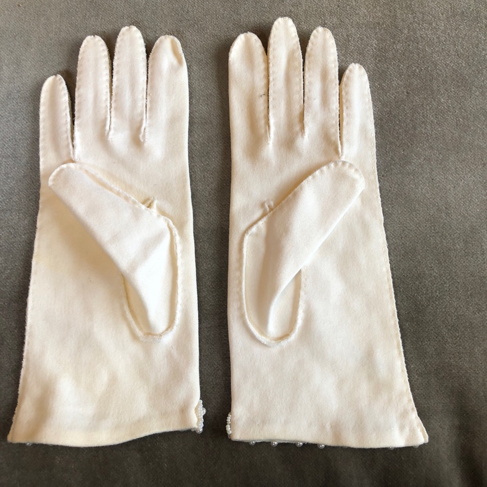 3 pairs Gorgeous vintage gloves: white beaded, white embroidered, brown leather - Picture 3 of 16